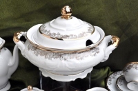 Porcelana, serwis obiadowy, garnitur do kawy, filiżanki, herbata, kubek z uchem, bulionówki, salaterka, półmisek, solniczka, spodek, talerz deserowy, talerz kwadratowy, zestaw talerzy, zestaw stołowy, zastawa stołowa, etażerka, patera na ciasto, czajnik d