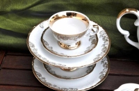 Porcelana, serwis obiadowy, garnitur do kawy, filiżanki, herbata, kubek z uchem, bulionówki, salaterka, półmisek, solniczka, spodek, talerz deserowy, talerz kwadratowy, zestaw talerzy, zestaw stołowy, zastawa stołowa, etażerka, patera na ciasto, czajnik d